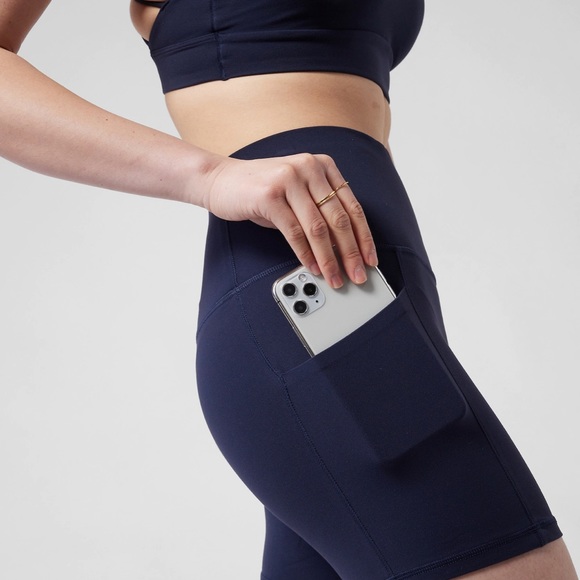 - NWT- athleta salutation stash pocket 5” short navy blue - Picture 6 of 6